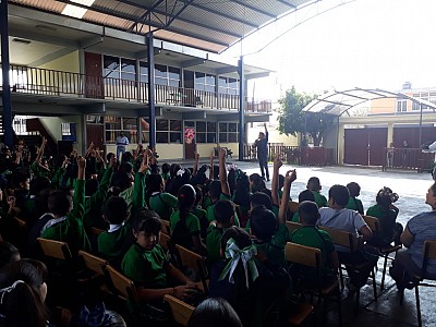 Esc Prim Revolución con el Pollo (2)